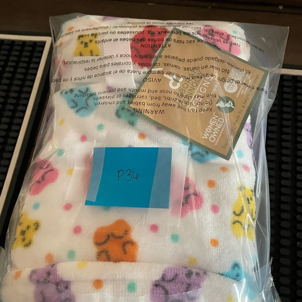 NWT 2-Pack Gummy Bear Hand Towel Set